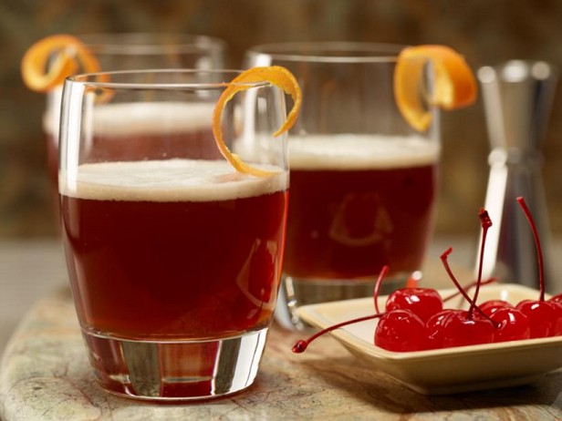 Wie man einen Old Fashioned mit Amber Ale zubereitet