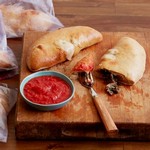 Eine große Portion gesunder Calzones mit Rindfleisch, Pilzen und Spinat