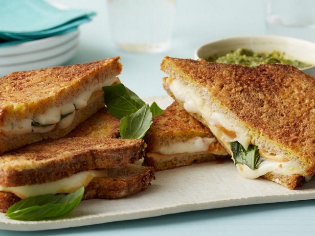 So bereiten Sie ein warmes Mozzarella-Kutschensandwich zu