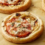 Portionierte Törtchen mit Tomaten und Ziegenkäse