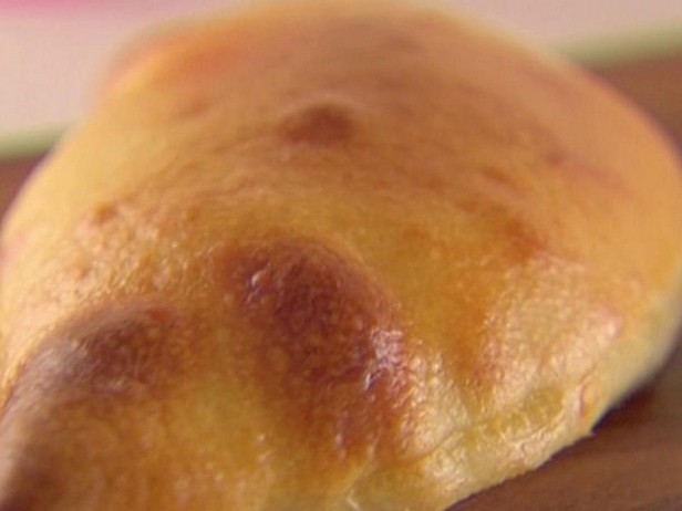 Wie man Calzone mit Ricotta und Schokoladen-Haselnuss-Aufstrich zubereitet