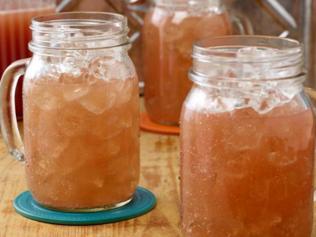 Wie man Cranberry-Champagner-Punsch zubereitet