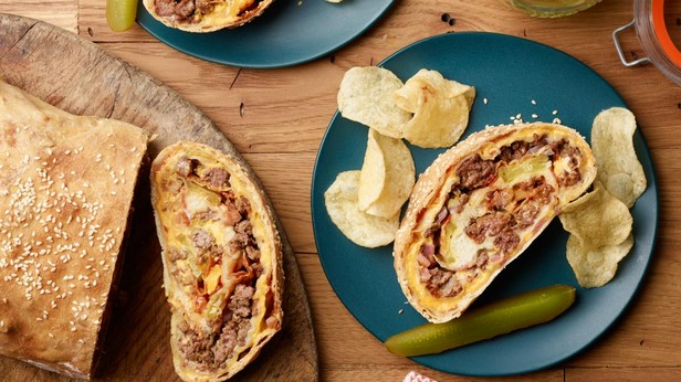 Wie man Bacon-Cheeseburger-Brot zubereitet