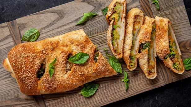 Wie man Stromboli mit Brokkoli und Käse zubereitet