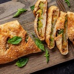 سترومبولي مع البروكلي والجبن