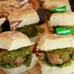 سندويشات كرات اللحم الصغيرة بالمورتاديلا