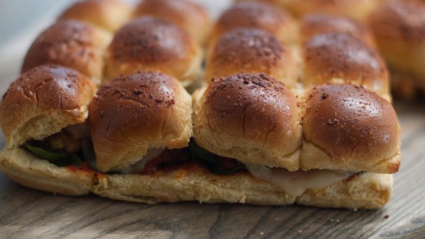 So macht man Mini-Fleischbällchen-Sandwiches für Partys