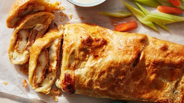 Wie man Buffalo Chicken Wellington zubereitet