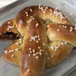 Riesenbrezel mit Keksfüllung