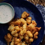 In Bierteig frittierte Käsewürfel mit hausgemachtem Ranch-Dressing
