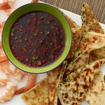 Süß-scharfe asiatische Dip-Sauce und Sesam-Fladenbrot mit Frühlingszwiebeln