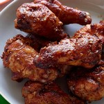 Süße und scharfe Hähnchenflügel aus dem Ofen