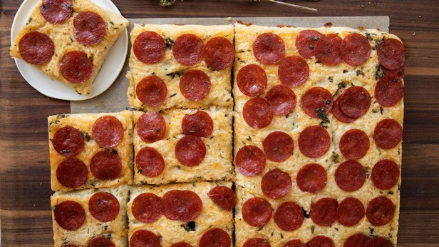 Come preparare la focaccia rovesciata con peperoni e formaggio
