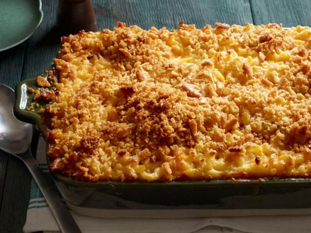 Wie man Makkaroni mit Käse und Crackern im Ofen zubereitet
