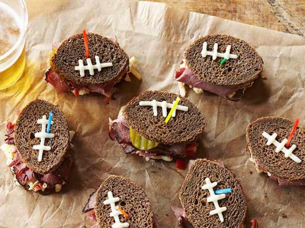 Wie man Mini-Pastrami-Sandwiches in Form von Fußball zubereitet