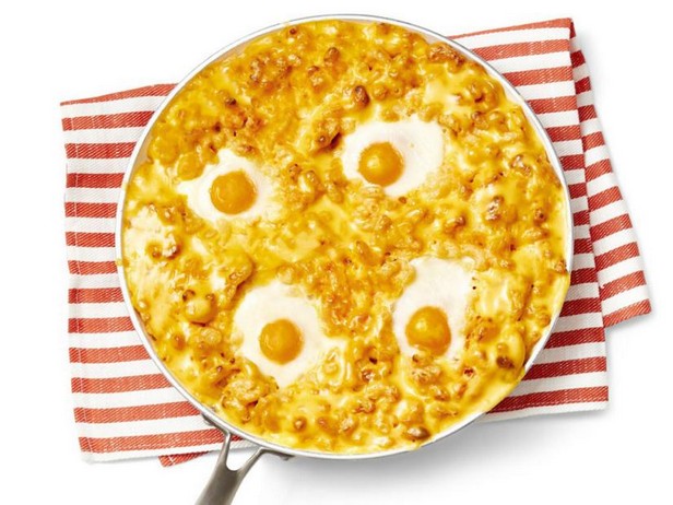 Wie man Makkaroni mit Käse und Rührei zubereitet