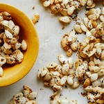 تزيين خبز البيغل ببذور اليقطين
