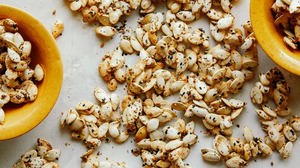 So macht man Kürbiskern-Bagel-Topping