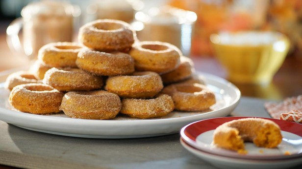 Wie man Kürbis-Donuts im Ofen zubereitet