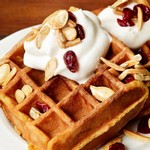 Kürbiswaffeln mit einem Topping aus Nüssen, Samen und Trockenfrüchten