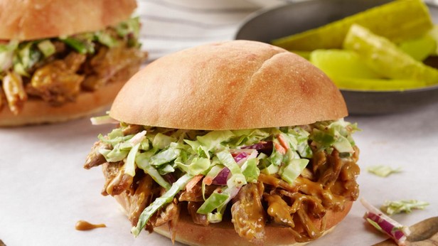 So bereiten Sie gebackene Pulled-Pork-Sandwiches zu