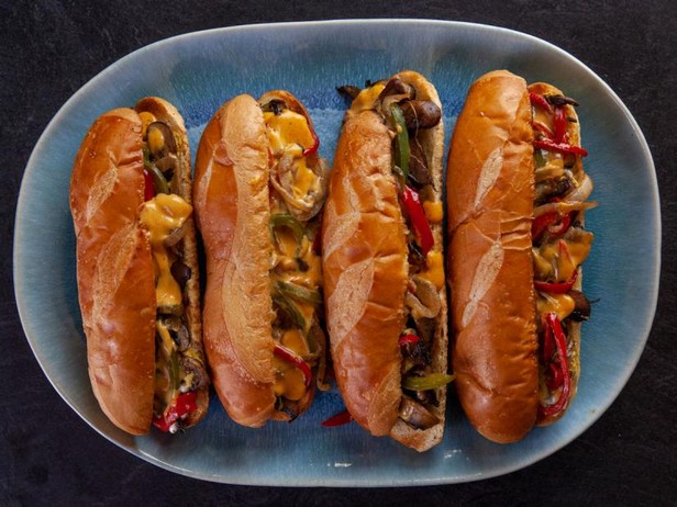 So bereiten Sie ein Cheesesteak-Sandwich mit Pilzen zu