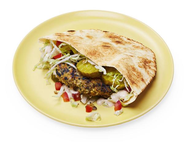 10. برجر نباتي جديد: فطائر العدس الحار والأرز البني في خبز البيتا