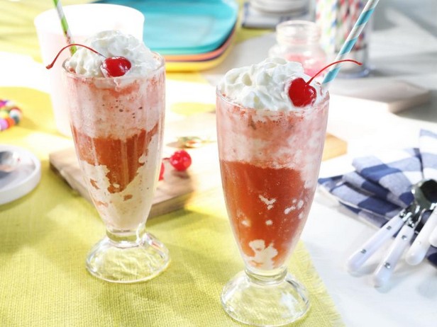 So bereiten Sie einen Beeren-Eisbecher mit hausgemachtem Eis zu