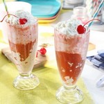 Beeren-Float-Cocktail mit hausgemachtem Eis