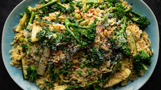 Wie man sehr grünes Orzotto zubereitet