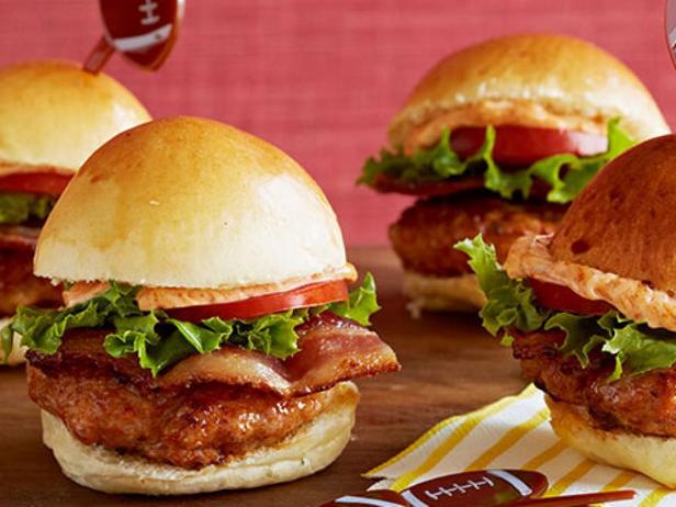 So bereiten Sie dreifache Schweinefleisch-Slider-Sandwiches zu