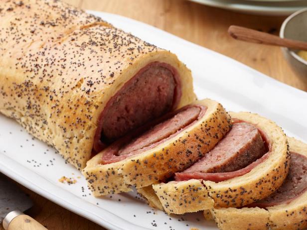 Wie man riesige Wurstbrötchen zubereitet