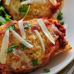 Knuspriges Baguette mit Hähnchen-Parmesan