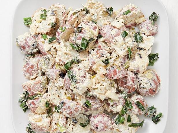 Wie man Kartoffelsalat mit gegrillten Frühlingszwiebeln zubereitet