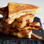 Warme Sandwiches mit Käse und Speck