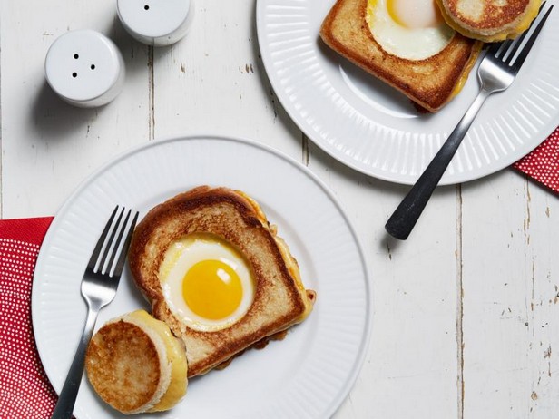 วิธีทำ - แซนด์วิชชีส Toad-in-the-Hole ร้อนๆ