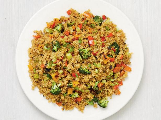 Wie man Quinoa nach asiatischer Art gebraten zubereitet