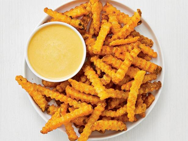So bereiten Sie würzige Pommes frites mit Käsesauce zu