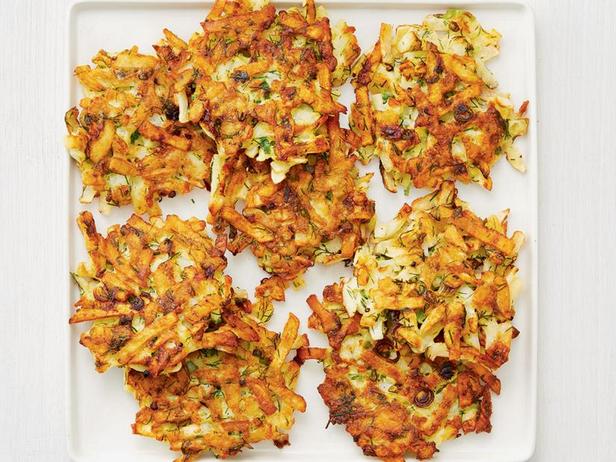Wie man Kartoffelpuffer mit Dill und Frühlingszwiebeln zubereitet