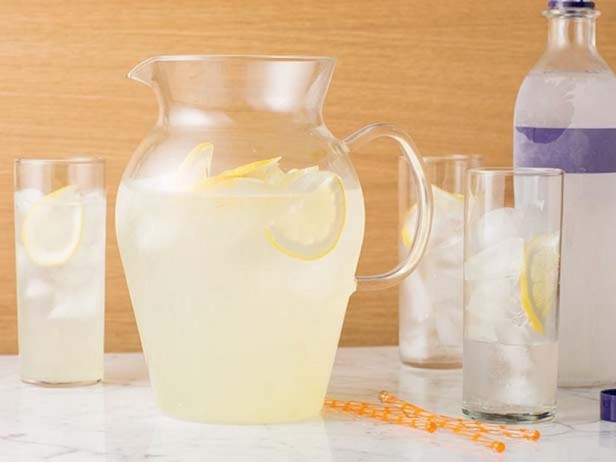 Wie man Limonade mit Wodka zubereitet