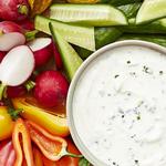Würziger Sauerrahm-Dip mit Kräutern