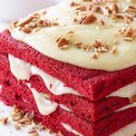 Roter Samtkuchen mit Vanillesoße