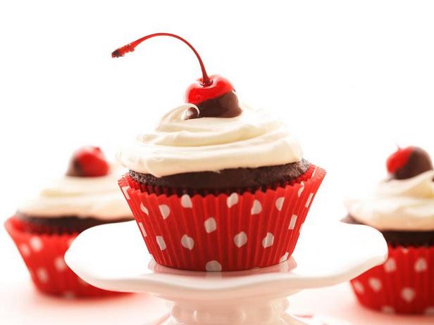 Wie man Schokoladen-Kirsch-Cupcakes zubereitet