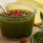 Basilikumpesto mit Mandeln und Tomaten