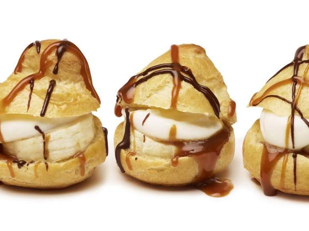 Wie man Profiteroles aus Banane und Dulce de Leche macht