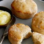 Geschichtete Brötchen mit Dill und Honigbutter