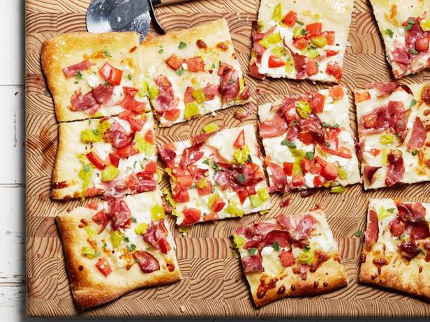 So macht man einfache Antipasti-Pizza
