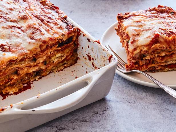 Wie man Auberginen-Matze-Lasagne zubereitet
