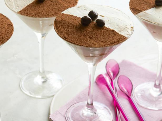 So bereitet man Kaffee-Tiramisu in Martinigläsern zu