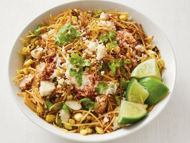 Zubereitung von Fideo mit Mais